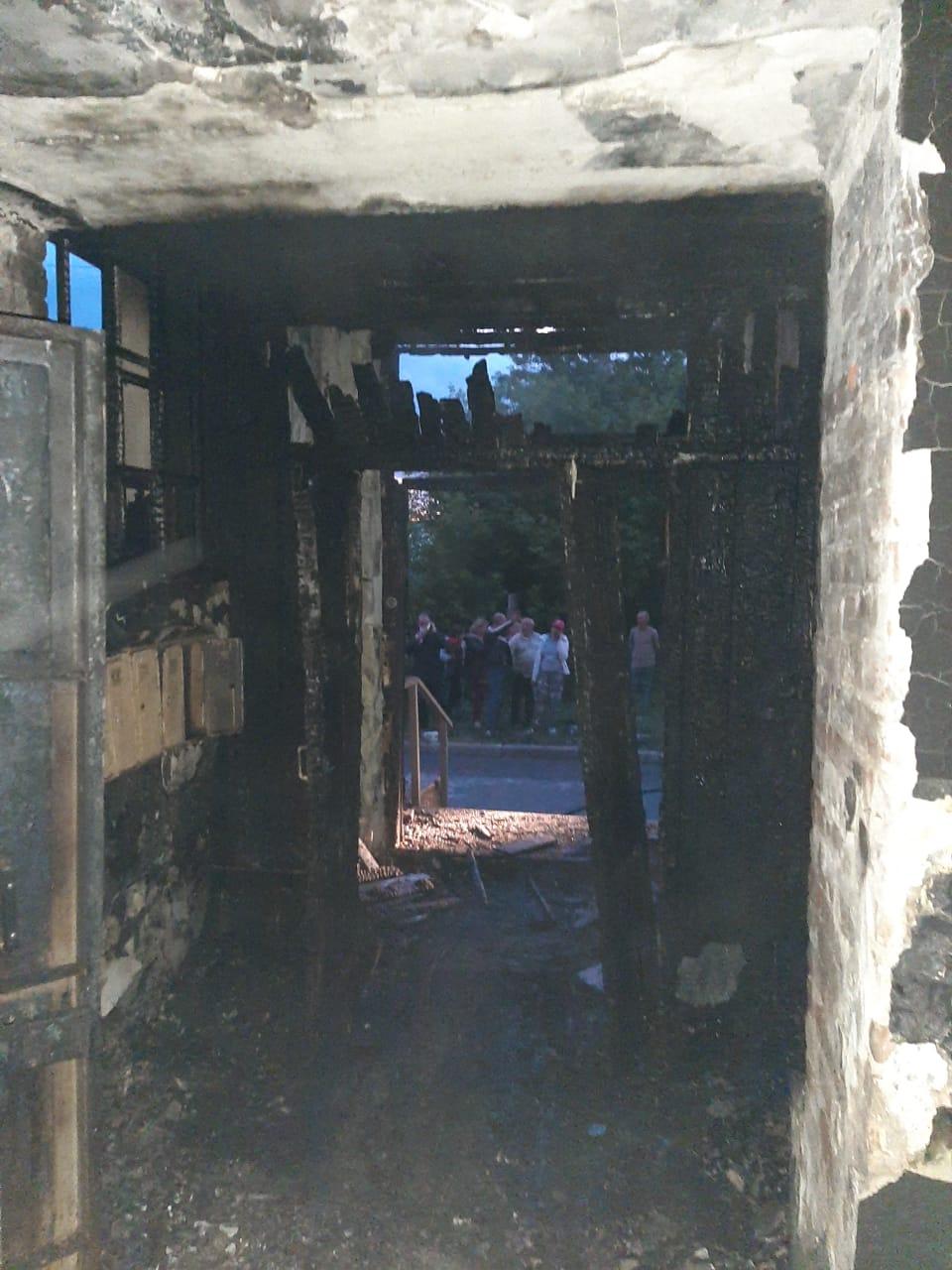 Фото Появились фото с места пожара с двумя пострадавшими в Новосибирске 3